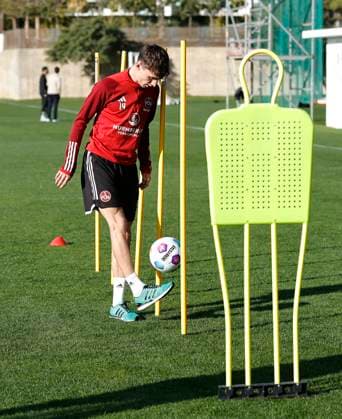 11.01.2024 - Fussball - 2. Fussball-Bundesliga - Saison 2023 2024 - 1. FC Nürnberg FCN Club - Trainingslager Winter Wintertrainingslager Marbella Spanien - Sportfoto Zink DaMa - xdaxmax - Benjamin Goller (14, 1. FC Nürnberg FCN ) hält Ball hoch