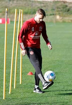 11.01.2024 - Fussball - 2. Fussball-Bundesliga - Saison 2023 2024 - 1. FC Nürnberg FCN Club - Trainingslager Winter Wintertrainingslager Marbella Spanien - Sportfoto Zink DaMa - xdaxmax - Lukas Schleimer (36, 1. FC Nürnberg FCN ) hält Ball hoch
