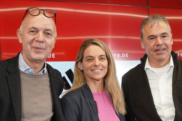 Sport Themen der Woche KW02 Sport Bilder des Tages Golden Girl Nia Künzer, die 2003 das Siegtor der Frauen WM in den USA gegen Schweden erzielte, ist die neue Sportdirektorin Frauenfußball des DFB. Sie kommt zur PK mit DFB-Präsident Bernd Neuendorf und Geschäftsführer Andreas Rettig - Frankfurt 11.01.2024: Vorstellung DFB-Sportdirektorin Frauenfußball *** Golden Girl Nia Künzer, who scored the winning goal against Sweden at the 2003 Womens World Cup in the USA, is the DFBs new Sports Director for Womens Football She joins DFB President Bernd Neuendorf and Managing Director Andreas Rettig at the press conference Frankfurt 11 01 2024 Presentation of DFB Sports Director for Womens Football