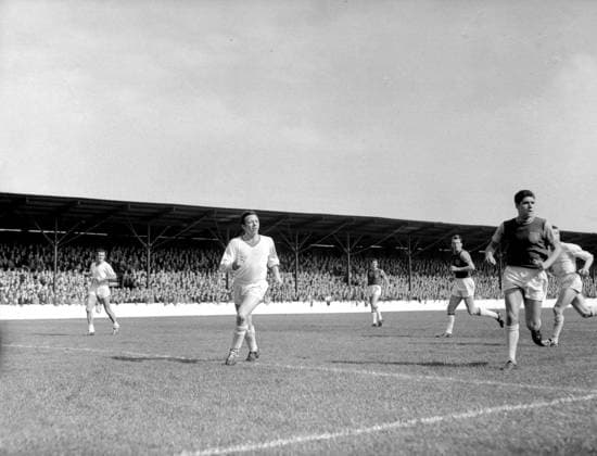 (L-R) Noel Cantwell, MU, Nobby Stiles, M.......... (L-R) Noel Cantwell, MU, Nobby Stiles, MU, Malcolm Musgrove, WHU, John Dick, WHU, Alan Sealey, WHU, Bill Foulkes, MU West Ham United v Manchester United, ManU Football League Division One, Credit:Photoshot Avalon  Copyright: xPhotoshotx xAvalonx 0509013750