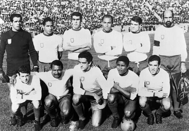 Portugal team Portugal team group, Mannschaftsbild, Totale (back row, l-r) Joaquim Carvalho, Hilario, Alberto Festa, Ferreira Pinto, Jose Carlos, Germano; (front row, l-r) Antonio Simoes, Mario Coluna, Jose Torres, Eusebio, Jose Augusto, Credit:Avalon  Copyright: xAvalonx 0516736150