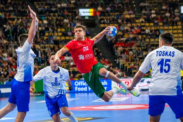 GER, MenÕs EHF EURO, Gruppe F, Portugal (PRT) vs Griechenland (GRE) 11.01.2024, Olympiahalle, Muenchen, GER, MenÕs EHF EURO, Gruppe F, Portugal (PRT) vs Griechenland (GRE), im Bild Francisco Costa (Portugal 26) mit Nikolaos Liapis (Griechenland 8) Achilleas Toskas (Griechenland 15)