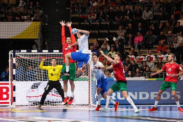 MEN S EHF EURO 2024: Portugal - Griechenland; 11.01.2024 Ein Wurfversuch der Griechen wird von der Abwehr der Portugiesen geblockt Copyright: xBEAUTIFULxSPORTS Goldbergx