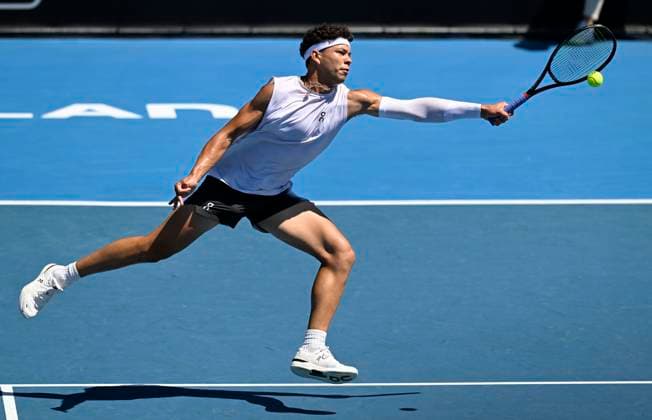 11th January 2024: Auckland, New Zealand: Ben Shelton of the USA plays a shot to Spain s Roberto Carballes Baena during his quarter final singles match at the ASB Classic tennis tournament in Auckland, New Zealand.  ActionPlus12596140 AndrewxCornaga