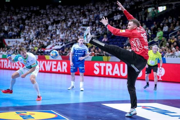 Sport Bilder des Tages 11.01.2024, EHF EURO 2024, Männer Europameisterschaft Handball, Mercedes-Benz-Arena in Berlin, Slowenien - Färöer: Torhüter Nicholas Satchwell (Färöer) in Aktion Berlin Deutschland