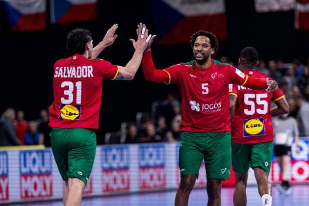 MEN’S EHF EURO 2024: Portugal - Griechenland; 11.01.2024 Salvador Salvador (Portugal, 31) und Gilberto Duarte (Portugal, 5) klatschen ab MEN’S EHF EURO 2024: Portugal - Griechenland, Olympiahalle, München am 11.01.2024 Copyright: xBEAUTIFULxSPORTS Wunderlx
