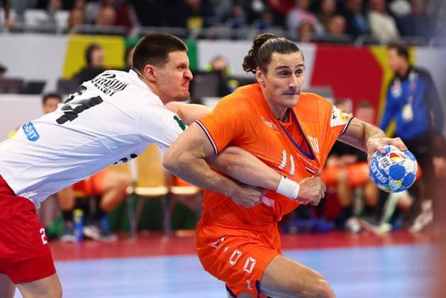 Sport Bilder des Tages Iso Sluijters (Niederlande) im Zweikampf mit Zurab Gavashelishvili (Georgien) Niederlande vs Georgien, Handball, Maenner, EHF Euro 2024, Gruppe E, 1. Spieltag, 11.01.2024 Niederlande vs Georgien, Handball, Maenner, EHF Euro 2024, Gruppe E, 1. Spieltag, 11.01.2024 Mannheim Copyright: xEibner-Pressefotox EP_RWS