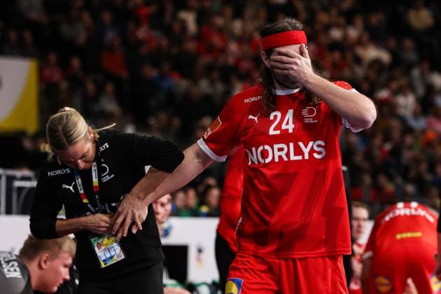 Bilder des Jahres 2024, Sport 01 Januar Sport Themen der Woche KW02 Sport Bilder des Tages MEN’S EHF EURO 2024: Dänemark - Tschechien; 11.01.2024 Mikkel HANSEN (DEN 24) wird an der Hand behandelt verletzt verletzung *** MENS EHF EURO 2024 Denmark Czech Republic 11 01 2024 Mikkel HANSEN DEN 24 is treated for hand injury injury Copyright: xBEAUTIFULxSPORTS Goldbergx