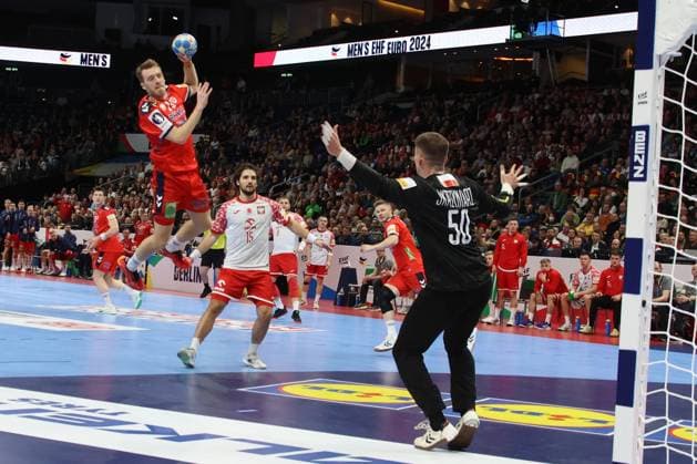 DEU, MEN S EHF EURO 2024, Norwegen vs. Polen, 11.01.2024, Mercedes-Benz-Arena, Berlin, DEU, MEN S EHF EURO 2024, Norwegen vs. Polen, im Bild Goran Sogard Johannessen (NOR 23), Skrzyniarz, Jakub (POL 50) Foto: Juergen Engler nordphoto GmbH