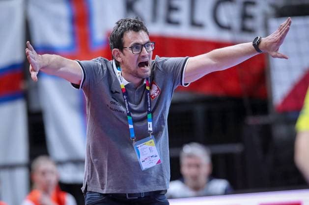 Sport Themen der Woche KW02 Sport Bilder des Tages 11.01.2024, EHF EURO 2024, Männer Europameisterschaft Handball, Mercedes-Benz-Arena in Berlin, Norwegen - Polen: Nationaltrainer Marcin Lijewski steht gestikulierend am Spielfeldrand Berlin Deutschland *** 11 01 2024, EHF EURO 2024, European Mens Handball Championship, Mercedes Benz Arena in Berlin, Norway Poland National coach Marcin Lijewski gesticulating on the sidelines Berlin Germany