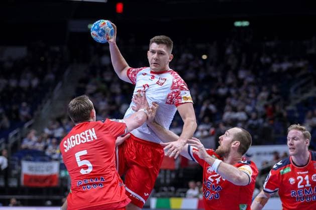11.01.2024, EHF EURO 2024, Männer Europameisterschaft Handball, Mercedes-Benz-Arena in Berlin, Norwegen - Polen: Damian Przytula (Polen) gegen Sander Sagosen (Norwegen) Berlin Deutschland