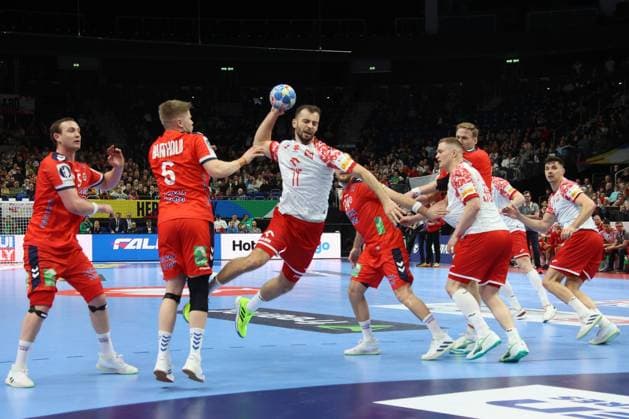 DEU, MEN S EHF EURO 2024, Norwegen vs. Polen, 11.01.2024, Mercedes-Benz-Arena, Berlin, DEU, MEN S EHF EURO 2024, Norwegen vs. Polen, im Bild Sander Sagosen (NOR 5), Paterek, Pawel (POL 11) Foto: Juergen Engler nordphoto GmbH