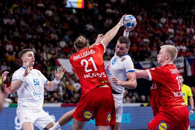 MEN’S EHF EURO 2024: Dänemark - Tschechien; 11.01.2024 Stephan Zeman (Tschechien, 66), Henrik Mollgaard Jensen (Dänemark, 21), Tomas Babak (Tschechien, 19), Magnus Saugstrup Jensen (Dänemark, 15) MEN’S EHF EURO 2024: Dänemark - Tschechien, Olympiahalle, München am 11.01.2024 Copyright: xBEAUTIFULxSPORTS Wunderlx