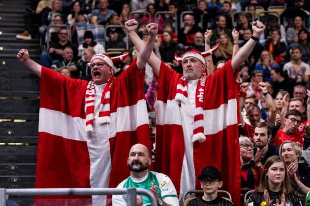 Sport Bilder des Tages MEN’S EHF EURO 2024: Dänemark - Tschechien; 11.01.2024 Jubelnde dänische Fans MEN’S EHF EURO 2024: Dänemark - Tschechien, Olympiahalle, München am 11.01.2024 Copyright: xBEAUTIFULxSPORTS Wunderlx
