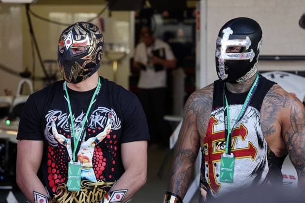 zwei maskierte mexikanische Wrestlingkämpfer zu Gast bei Andretti Formula E, Boxengasse, Formel E FIA Weltmisterschaft Saison 10, Mexiko City E- Prix, Mexiko, 11.01.2024