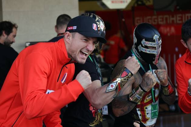 Weltmeister Jake Dennis (GBR) Andretti mit geballter Faust neben zwei mexikanischen Wrestlingkämpfern, Boxengasse, Formel E FIA Weltmisterschaft Saison 10, Mexiko City E- Prix, Mexiko, 11.01.202