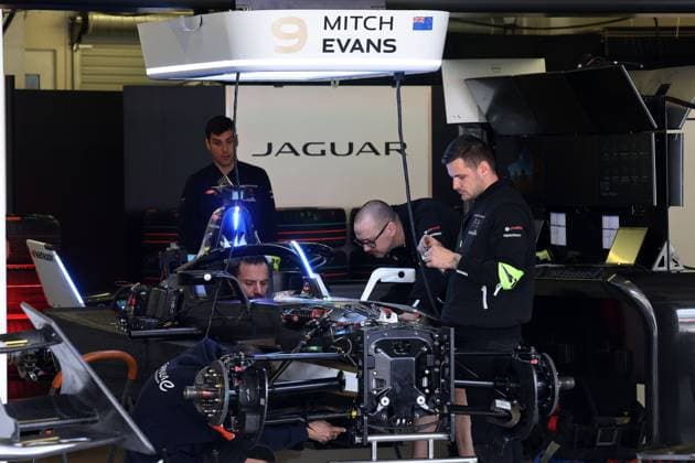 Mitarbeiter bereiten Mitch Evans (NZL) Jaguar Gen3 Rennwagen vor, Formel E FIA Weltmisterschaft Saison 10, Mexiko City E- Prix, Mexiko, 11.01.2024, Box, Garage