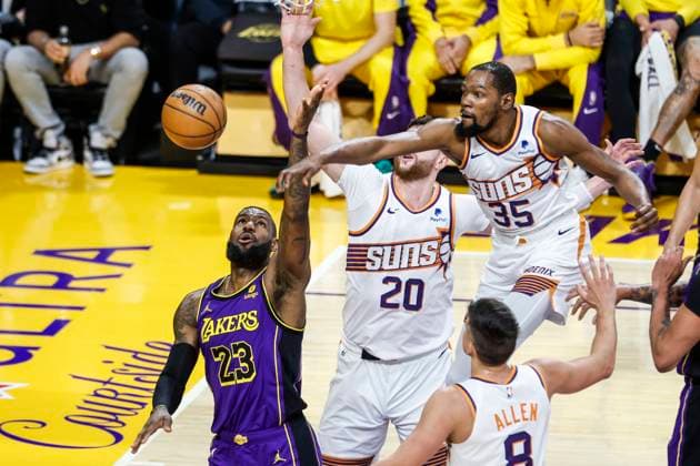 Sport Themen der Woche KW02 Sport Bilder des Tages January 11, 2024, Los Angeles, California, Usa: Phoenix Suns Kevin Durant 35 blocks a shot by Los Angeles Lakers LeBron James 23 during an NBA, Basketball Herren, USA basketball game at Crypto.com Arena, Thursday Jan. 11, 2024, in Los Angeles. Los Angeles Usa - ZUMAc68_ 20240111_zaf_c68_026 Copyright: xRingoxChiux