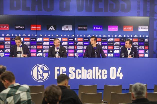 12.01.2024, Fussball, 2. Bundesliga, Saison 2023 2024, Pressekonferenz FC Schalke 04, v. l. Mark Siekmann (FC Schalke 04), Axel Hefer (FC Schalke 04), Matthias Tillmann (FC Schalke 04), Sportdirektor Marc Wilmots (FC Schalke 04) Gelsenkirchen Veltins Arena NRW Deutschland xRHR-FOTO TRx