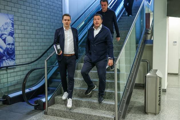 12.01.2024, Fussball, 2. Bundesliga, Saison 2023 2024, Pressekonferenz FC Schalke 04, v. l. Mark Siekmann (FC Schalke 04), Sportdirektor Marc Wilmots (FC Schalke 04) Gelsenkirchen Veltins Arena NRW Deutschland xRHR-FOTO TRx