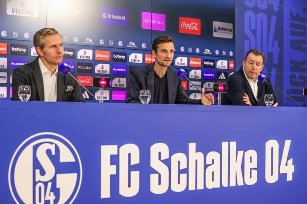 12.01.2024, Fussball, 2. Bundesliga, Saison 2023 2024, Pressekonferenz FC Schalke 04, v. l. Axel Hefer (FC Schalke 04), Matthias Tillmann (FC Schalke 04), Sportdirektor Marc Wilmots (FC Schalke 04) Gelsenkirchen Veltins Arena NRW Deutschland xRHR-FOTO TRx