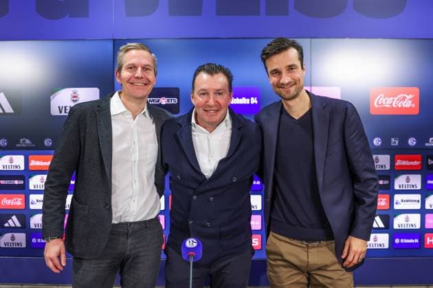 12.01.2024, Fussball, 2. Bundesliga, Saison 2023 2024, Pressekonferenz FC Schalke 04, v. l. Axel Hefer (FC Schalke 04), Sportdirektor Marc Wilmots (FC Schalke 04), Matthias Tillmann (FC Schalke 04) Gelsenkirchen Veltins Arena NRW Deutschland xRHR-FOTO TRx
