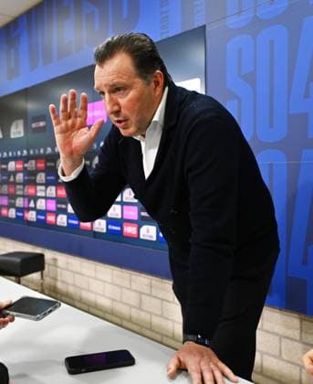 Marc Wilmots (Sportdirektor Schalke 04) 12.01.2024, Fussball, Pressekonferenz und Mediengespräch des FC Schalke 04, 2. Bundesliga Saison 2023 2024 Gelsenkirchen Presseraum Veltins Arena Nordrhein Westfalen Deutschland