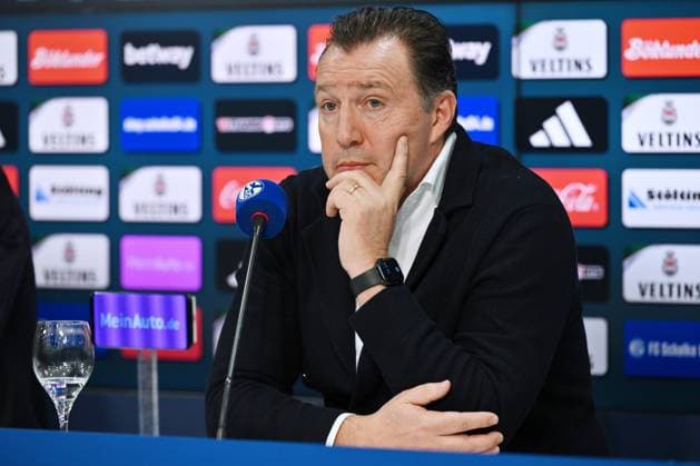 Marc Wilmots (Sportdirektor Schalke 04) 12.01.2024, Fussball, Pressekonferenz und Mediengespräch des FC Schalke 04, 2. Bundesliga Saison 2023 2024 Gelsenkirchen Presseraum Veltins Arena Nordrhein Westfalen Deutschland
