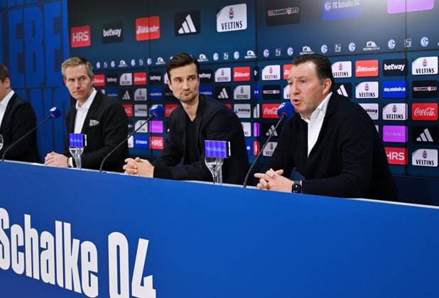 v.re., Marc Wilmots (Sportdirektor Schalke 04), Matthias Tillmann (Vorstandsvorsitzender FC Schalke 04), Axel Hefer (Aufsichtsratsvorsitzender FC Schalke 04) 12.01.2024, Fussball, Pressekonferenz und Mediengespräch des FC Schalke 04, 2. Bundesliga Saison 2023 2024 Gelsenkirchen Presseraum Veltins Arena Nordrhein Westfalen Deutschland