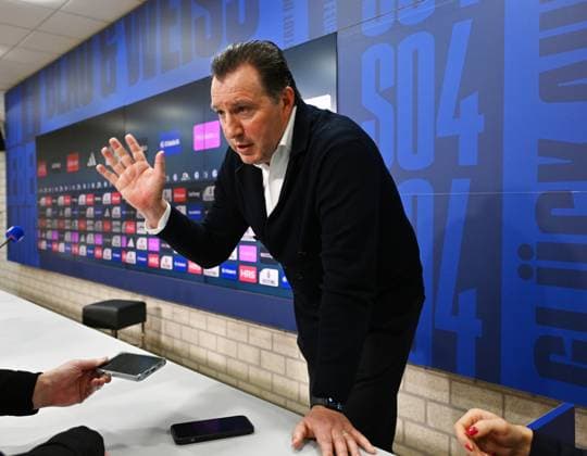 Marc Wilmots (Sportdirektor Schalke 04) 12.01.2024, Fussball, Pressekonferenz und Mediengespräch des FC Schalke 04, 2. Bundesliga Saison 2023 2024 Gelsenkirchen Presseraum Veltins Arena Nordrhein Westfalen Deutschland