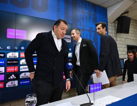 v.li., Marc Wilmots (Sportdirektor Schalke 04), Axel Hefer (Aufsichtsratsvorsitzender FC Schalke 04), Matthias Tillmann (Vorstandsvorsitzender FC Schalke 04) 12.01.2024, Fussball, Pressekonferenz und Mediengespräch des FC Schalke 04, 2. Bundesliga Saison 2023 2024 Gelsenkirchen Presseraum Veltins Arena Nordrhein Westfalen Deutschland