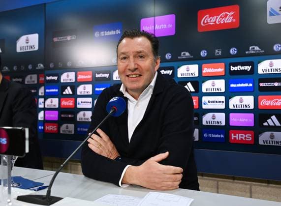Marc Wilmots (Sportdirektor Schalke 04) 12.01.2024, Fussball, Pressekonferenz und Mediengespräch des FC Schalke 04, 2. Bundesliga Saison 2023 2024 Gelsenkirchen Presseraum Veltins Arena Nordrhein Westfalen Deutschland