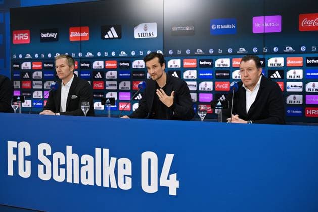 v.re., Marc Wilmots (Sportdirektor Schalke 04), Matthias Tillmann (Vorstandsvorsitzender FC Schalke 04), Axel Hefer (Aufsichtsratsvorsitzender FC Schalke 04) 12.01.2024, Fussball, Pressekonferenz und Mediengespräch des FC Schalke 04, 2. Bundesliga Saison 2023 2024 Gelsenkirchen Presseraum Veltins Arena Nordrhein Westfalen Deutschland