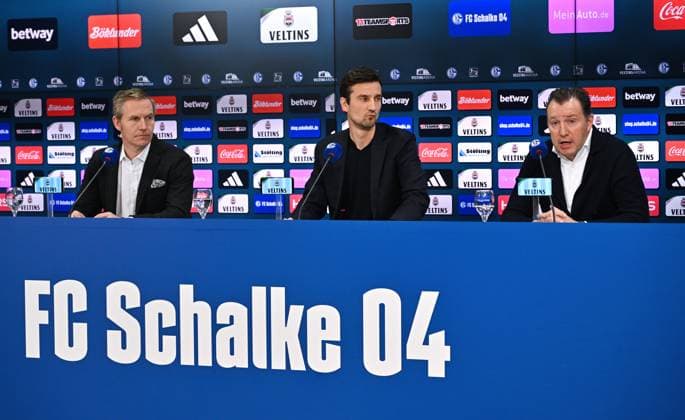 v.re., Marc Wilmots (Sportdirektor Schalke 04), Matthias Tillmann (Vorstandsvorsitzender FC Schalke 04), Axel Hefer (Aufsichtsratsvorsitzender FC Schalke 04) 12.01.2024, Fussball, Pressekonferenz und Mediengespräch des FC Schalke 04, 2. Bundesliga Saison 2023 2024 Gelsenkirchen Presseraum Veltins Arena Nordrhein Westfalen Deutschland