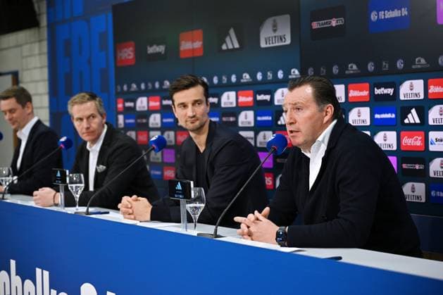 v.re., Marc Wilmots (Sportdirektor Schalke 04), Matthias Tillmann (Vorstandsvorsitzender FC Schalke 04), Axel Hefer (Aufsichtsratsvorsitzender FC Schalke 04) 12.01.2024, Fussball, Pressekonferenz und Mediengespräch des FC Schalke 04, 2. Bundesliga Saison 2023 2024 Gelsenkirchen Presseraum Veltins Arena Nordrhein Westfalen Deutschland