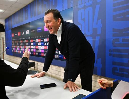 Marc Wilmots (Sportdirektor Schalke 04) 12.01.2024, Fussball, Pressekonferenz und Mediengespräch des FC Schalke 04, 2. Bundesliga Saison 2023 2024 Gelsenkirchen Presseraum Veltins Arena Nordrhein Westfalen Deutschland