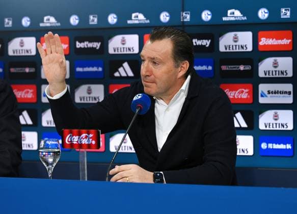 Marc Wilmots (Sportdirektor Schalke 04) 12.01.2024, Fussball, Pressekonferenz und Mediengespräch des FC Schalke 04, 2. Bundesliga Saison 2023 2024 Gelsenkirchen Presseraum Veltins Arena Nordrhein Westfalen Deutschland
