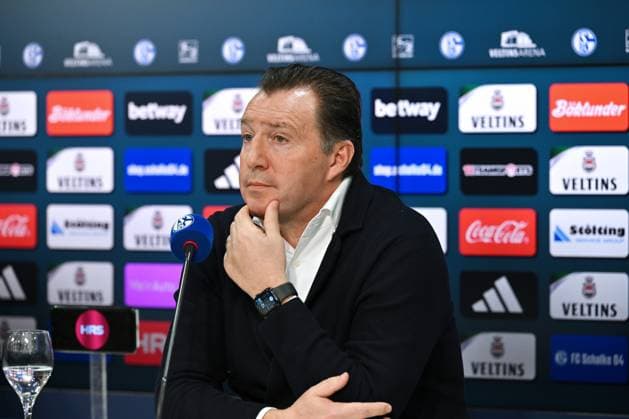 Marc Wilmots (Sportdirektor Schalke 04) 12.01.2024, Fussball, Pressekonferenz und Mediengespräch des FC Schalke 04, 2. Bundesliga Saison 2023 2024 Gelsenkirchen Presseraum Veltins Arena Nordrhein Westfalen Deutschland