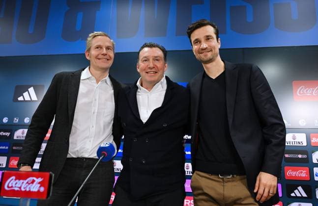 v.li., Axel Hefer (Aufsichtsratsvorsitzender FC Schalke 04), Marc Wilmots (Sportdirektor Schalke 04), Matthias Tillmann (Vorstandsvorsitzender FC Schalke 04) 12.01.2024, Fussball, Pressekonferenz und Mediengespräch des FC Schalke 04, 2. Bundesliga Saison 2023 2024 Gelsenkirchen Presseraum Veltins Arena Nordrhein Westfalen Deutschland