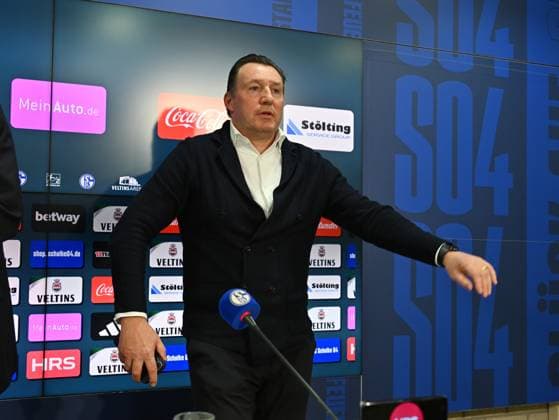 Marc Wilmots (Sportdirektor Schalke 04) 12.01.2024, Fussball, Pressekonferenz und Mediengespräch des FC Schalke 04, 2. Bundesliga Saison 2023 2024 Gelsenkirchen Presseraum Veltins Arena Nordrhein Westfalen Deutschland