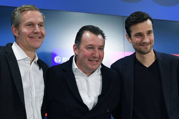 Fußball 2. Bundesliga Mediengespräch FC Schalke 04 am 12.01.2024 in der Veltins Arena in Gelsenkirchen Axel Hefer ( Aufsichtsratsvorsitzenden Schalke ), links - Marc Wilmots ( Sportdirektor Schalke ), mitte - Matthias Tillmann ( Vorstandsvorsitzenden Schalke ), rechts