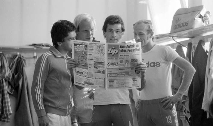 15.07.77 VfB Stuttgart Deutschland, Stuttgart, 15.07.1977, Fussball, Bundesliga, VfB Stuttgart: v.l. Markus Elmer, Dieter Hoeneß, Ottmar Hitzfeld, Erwin Hadewicz mit Fussball Zeitung tip. *** 15 07 77 VfB Stuttgart Germany, Stuttgart, 15 07 1977, Football, Bundesliga, VfB Stuttgart f l Markus Elmer, Dieter Hoeneß, Ottmar Hitzfeld, Erwin Hadewicz with Fussball Zeitung tip