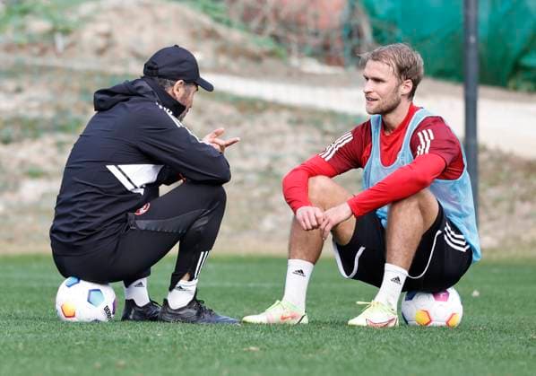 12.01.2024 - Fussball - 2. Fussball-Bundesliga - Saison 2023 2024 - 1. FC Nürnberg FCN Club - Trainingslager Winter Wintertrainingslager Marbella Spanien - Sportfoto Zink DaMa - xdaxmax - Cristian Fiel ( Trainer 1. FC Nürnberg FCN ) Sebastian Andersson (20, 1. FC Nürnberg FCN ) unterhalten sich nach Trainingsende Ende des Trainings
