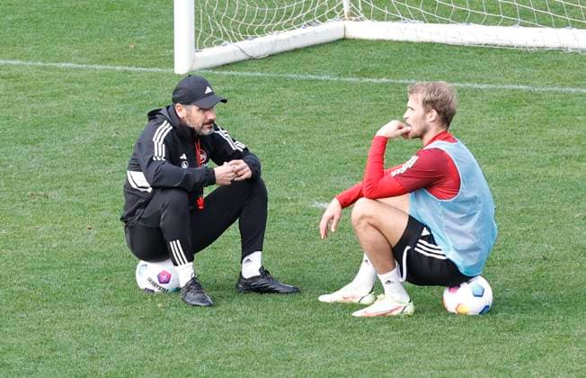 12.01.2024 - Fussball - 2. Fussball-Bundesliga - Saison 2023 2024 - 1. FC Nürnberg FCN Club - Trainingslager Winter Wintertrainingslager Marbella Spanien - Sportfoto Zink DaMa - xdaxmax - Cristian Fiel ( Trainer 1. FC Nürnberg FCN ) Sebastian Andersson (20, 1. FC Nürnberg FCN ) unterhalten sich nach Trainingsende Ende des Trainings