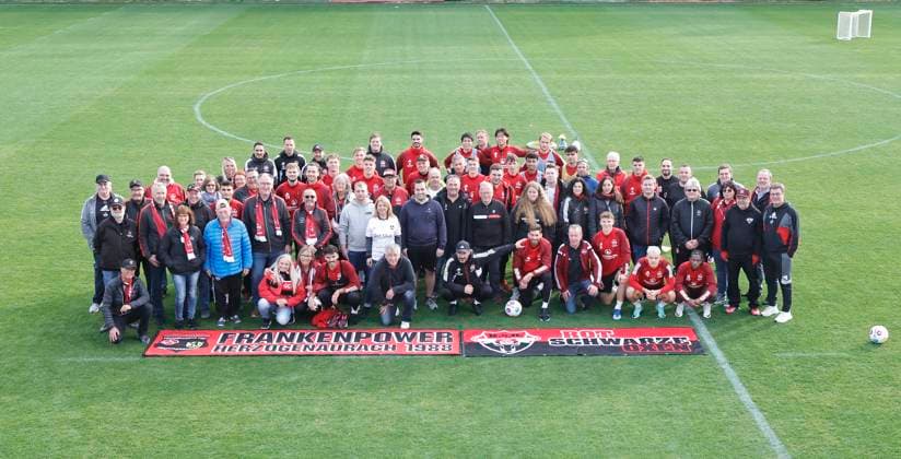 12.01.2024 - Fussball - 2. Fussball-Bundesliga - Saison 2023 2024 - 1. FC Nürnberg FCN Club - Trainingslager Winter Wintertrainingslager Marbella Spanien - Sportfoto Zink DaMa - xdaxmax - Gruppenbild Fanbild Mannschaft Team der Mannschaft Team des FCN nach Trainingsende Ende des Trainings mit den Clubfan Clubfans FCN-Fans Fans