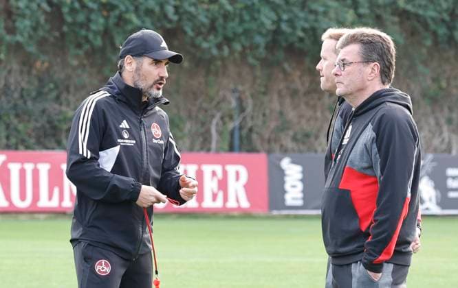12.01.2024 - Fussball - 2. Fussball-Bundesliga - Saison 2023 2024 - 1. FC Nürnberg FCN Club - Trainingslager Winter Wintertrainingslager Marbella Spanien - Sportfoto Zink DaMa - xdaxmax - Cristian Fiel ( Trainer 1. FC Nürnberg FCN ) Olaf Rebbe ( Sportdirektor 1. FC Nürnberg FCN ) Dieter Hecking ( Vorstand 1. FC Nürnberg FCN ) unterhalten sich