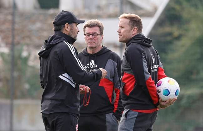12.01.2024 - Fussball - 2. Fussball-Bundesliga - Saison 2023 2024 - 1. FC Nürnberg FCN Club - Trainingslager Winter Wintertrainingslager Marbella Spanien - Sportfoto Zink DaMa - xdaxmax - Cristian Fiel ( Trainer 1. FC Nürnberg FCN ) Dieter Hecking ( Vorstand 1. FC Nürnberg FCN ) Olaf Rebbe ( Sportdirektor 1. FC Nürnberg FCN ) unterhalten sich