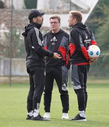 12.01.2024 - Fussball - 2. Fussball-Bundesliga - Saison 2023 2024 - 1. FC Nürnberg FCN Club - Trainingslager Winter Wintertrainingslager Marbella Spanien - Sportfoto Zink DaMa - xdaxmax - Cristian Fiel ( Trainer 1. FC Nürnberg FCN ) Dieter Hecking ( Vorstand 1. FC Nürnberg FCN ) Olaf Rebbe ( Sportdirektor 1. FC Nürnberg FCN ) unterhalten sich