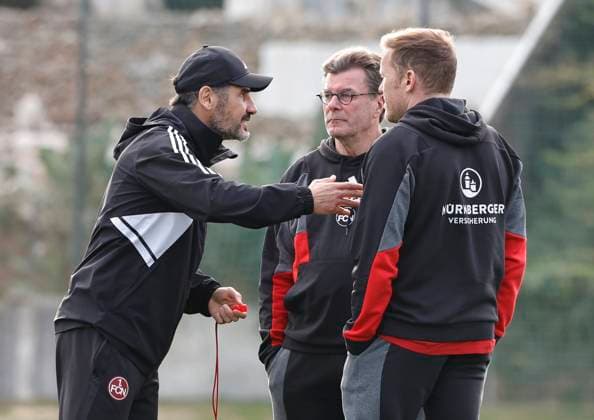 12.01.2024 - Fussball - 2. Fussball-Bundesliga - Saison 2023 2024 - 1. FC Nürnberg FCN Club - Trainingslager Winter Wintertrainingslager Marbella Spanien - Sportfoto Zink DaMa - xdaxmax - Cristian Fiel ( Trainer 1. FC Nürnberg FCN ) Dieter Hecking ( Vorstand 1. FC Nürnberg FCN ) Olaf Rebbe ( Sportdirektor 1. FC Nürnberg FCN ) unterhalten sich