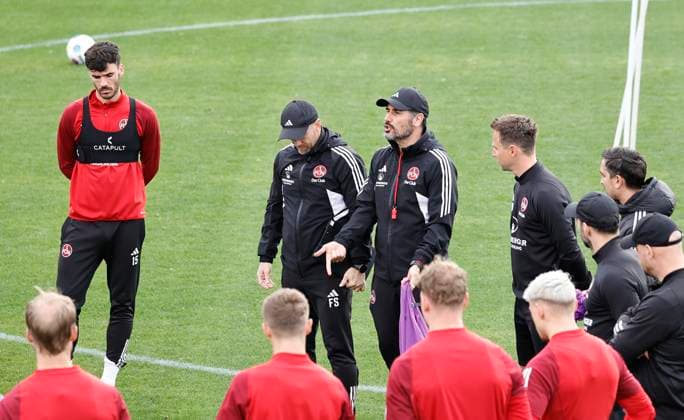 12.01.2024 - Fussball - 2. Fussball-Bundesliga - Saison 2023 2024 - 1. FC Nürnberg FCN Club - Trainingslager Winter Wintertrainingslager Marbella Spanien - Sportfoto Zink DaMa - xdaxmax - Cristian Fiel ( Trainer 1. FC Nürnberg FCN ) gibt Anweisungen an Mannschaft Team